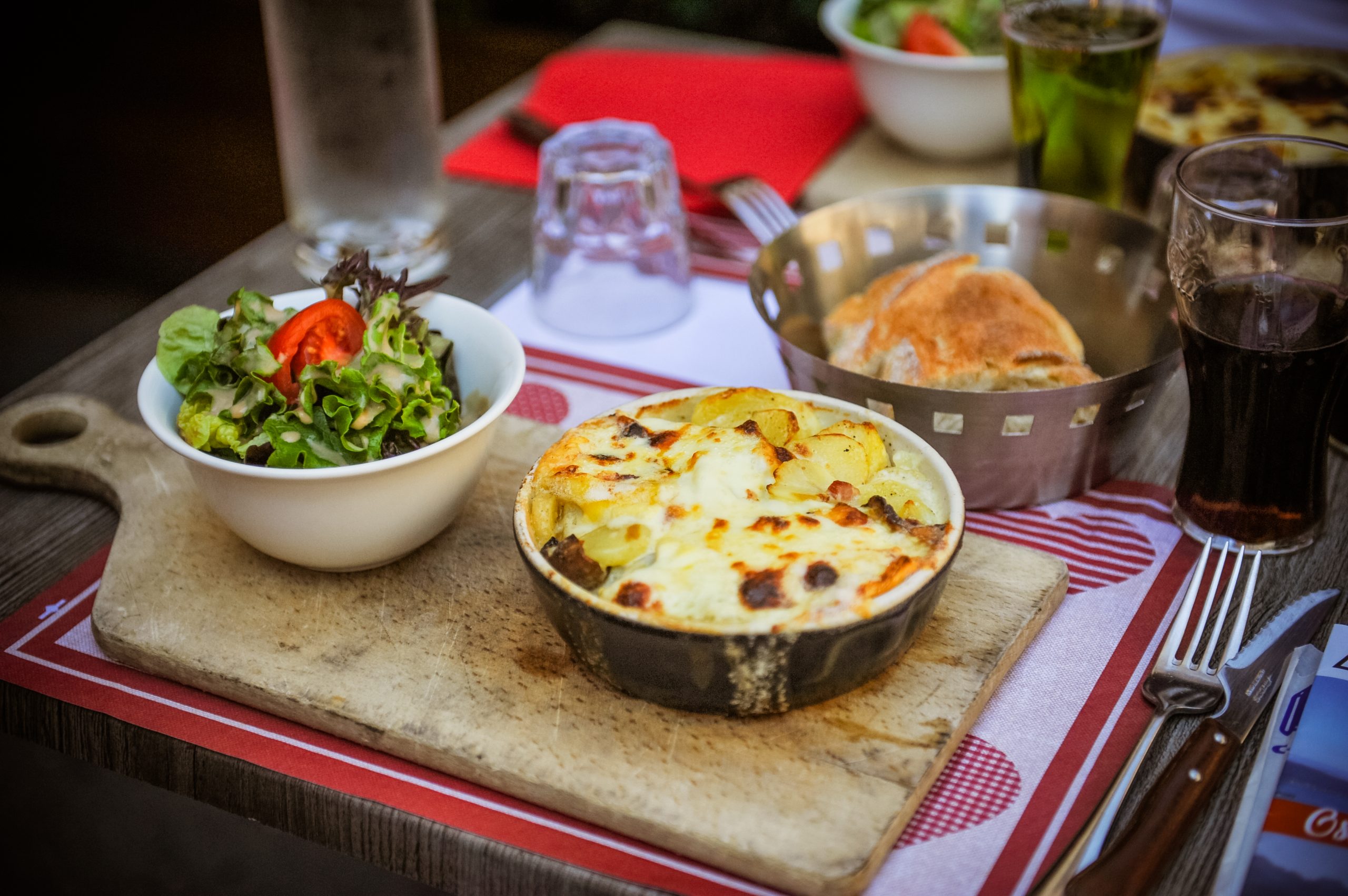 Tartiflette au reblochon fondu servie à La Salle des Gardes, Annecy