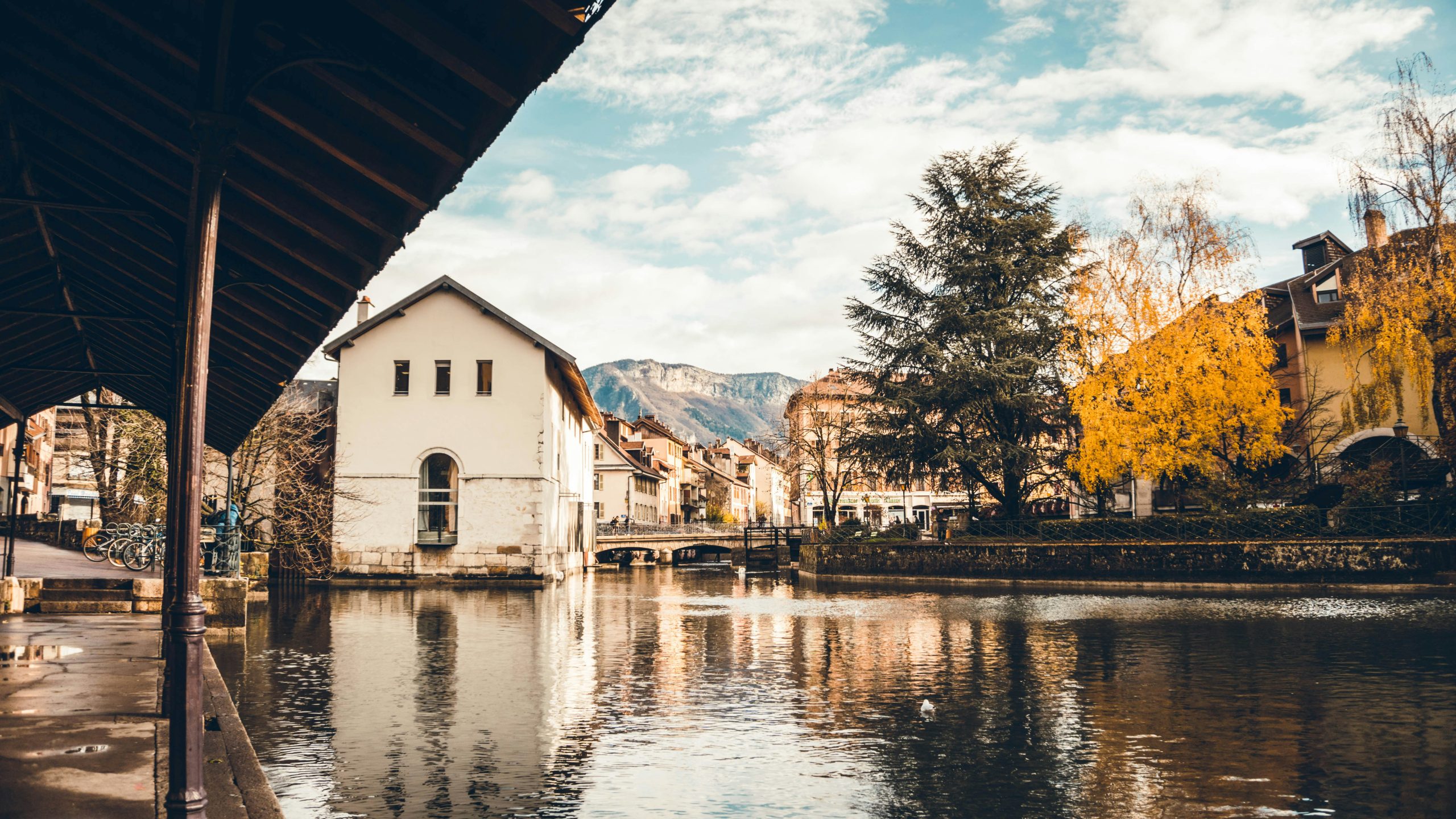 La vieille ville d'Annecy en automne, le long des canaux